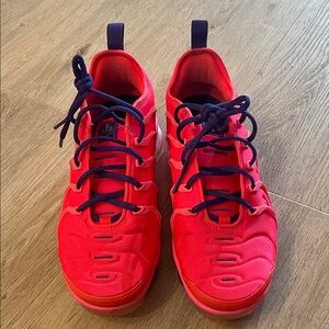 Nike Air Vapormax Plus. Bright crimson/pink blast w purple laces